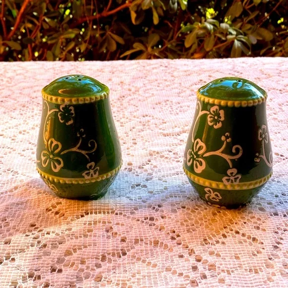 Salt and Pepper shaker set. Shamrock - Picture 2 of 4